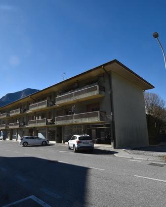 VENZONE: negozio vetrinato sulla ciclabile Alpe A