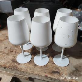 Calici di vino colore binaco