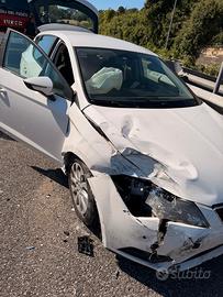 SEAT LEON, IMM. AGOSTO 2016, INCIDENTATA