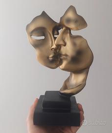 Scultura "il bacio" - Finitura oro e base nera