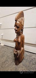 Statua in legno intagliato a mano