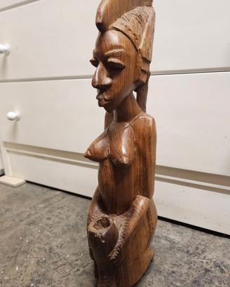 Statua in legno intagliato a mano