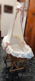 Culla vintage in vimini con ruote e baldacchino