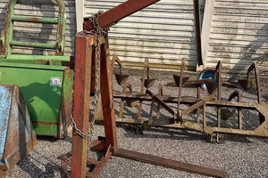 Gru posteriore per trattore agricolo con forche