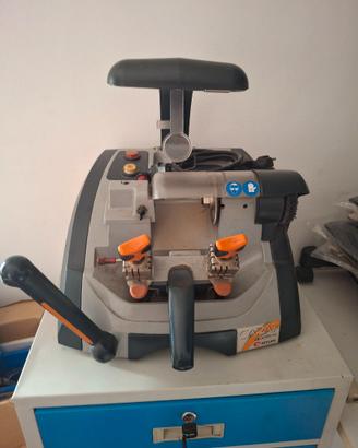 Macchina professionale per duplicare chiavi piatte