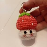 Portachiavi  funghetto con cappello fragola