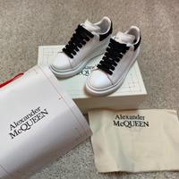 Alexander McQueen bianche.