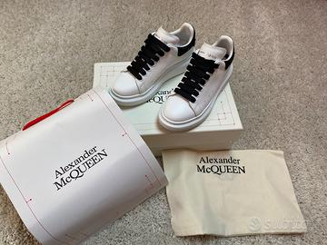 Alexander McQueen bianche.