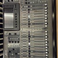 behringer x32 con flight case con ruote