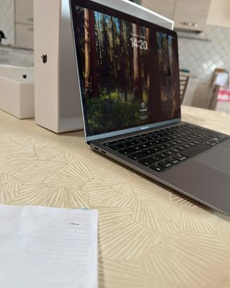 MakBook Air  Chip M1 8core 256 SSD