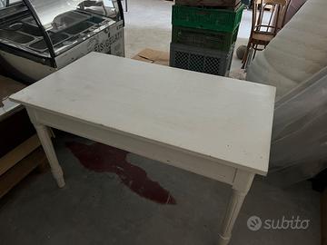 Tavolo bianco con cassetti