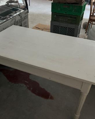 Tavolo bianco con cassetti
