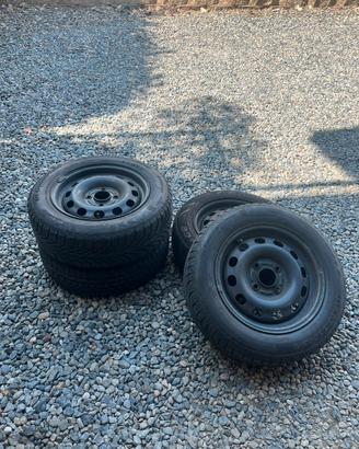 4 gomme e cerchi in ferro Goodrich e Mirage