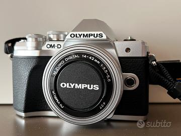 Macchina fotografica Olympus OM-D E-M10