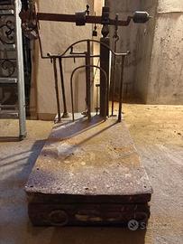 bilancia antica in ferro e legno 