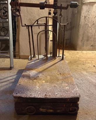 bilancia antica in ferro e legno 