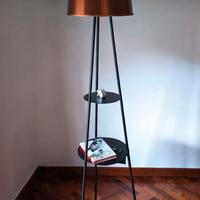 Lampada da terra design con ripiani e prese USB 