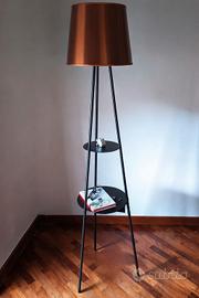 Lampada da terra design con ripiani e prese USB 
