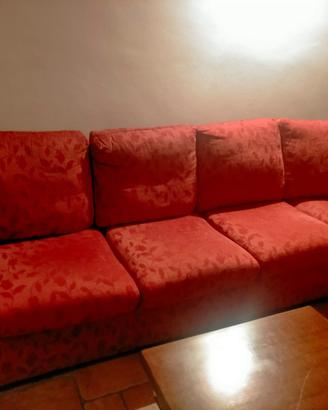 Divano colore rosso