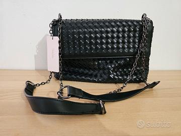 Borsa a tracolla nera intrecciata.