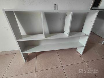 Libreria sospesa moderna