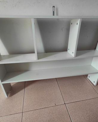Libreria sospesa moderna