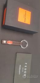 portachiavi in pelle marrone scura 