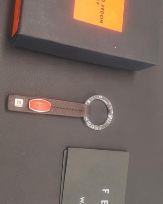 portachiavi in pelle marrone scura 