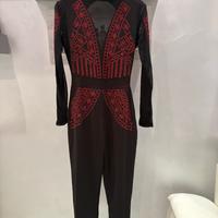 Tuta elegante nera con dettagli rossi