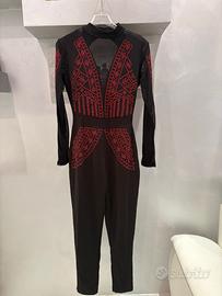 Tuta elegante nera con dettagli rossi