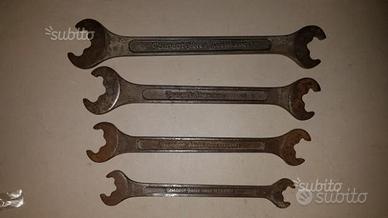 Trattori Peugeot 4 chiavi attrezzi anni 40-50