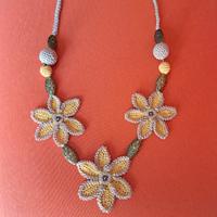 collana lavorata all'uncinetto 