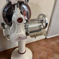 Affettatrice Noaw a volano con colonna