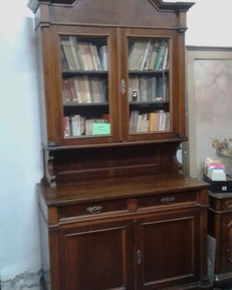 antica credenza in noce