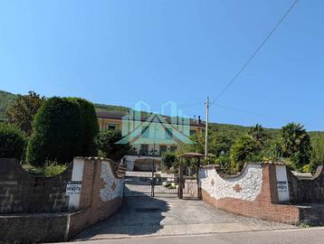 Appartamento di 130 m² con 5 locali e posto auto a