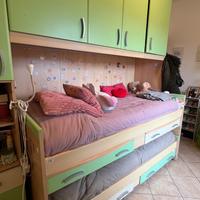 Cameretta a ponte, due letti e scrivania