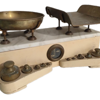 Antica bilancia con pesi /macinino caffè/orologio