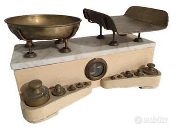 Antica bilancia con pesi /macinino caffè/orologio