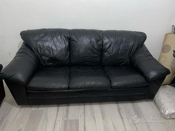 2 divani in pelle nera