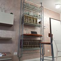 Libreria in metallo e vetro con sgabello