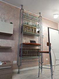 Libreria in metallo e vetro con sgabello