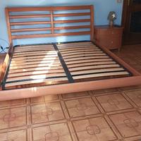 Letto matrimoniale e 2 comodini