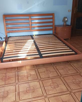 Letto matrimoniale e 2 comodini