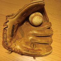 Guanto e palla da baseball vintage