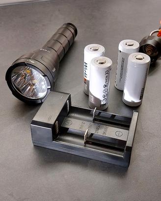 Pila torcia 13000 lumen - impermeabile + 4 batteri