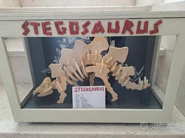 Dinosauro Stegosauro con teca.
