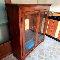 credenza con ante in vetro 