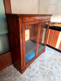 credenza con ante in vetro 