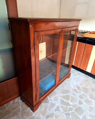 credenza con ante in vetro 
