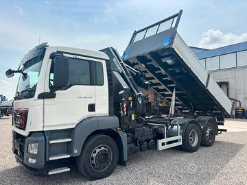 Camion gru ribaltabile con gru
